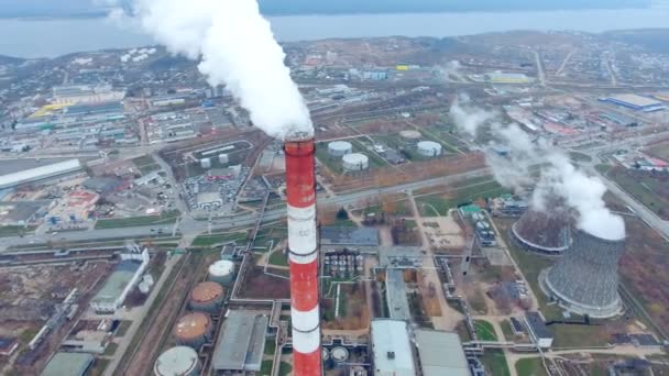 Grandi pipe fumano in una zona industriale. Centrale termoelettrica. Aerea . — Video Stock