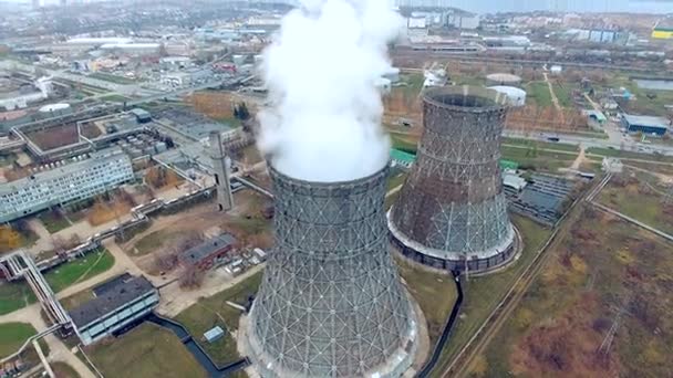 Chimeneas humeantes, tubería en una central térmica. Vista aérea hecha de helicóptero, dron . — Vídeos de Stock