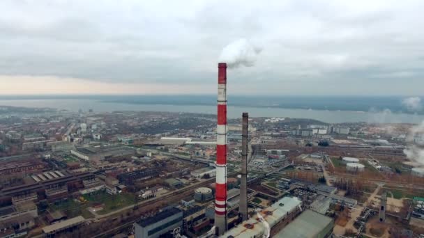 Rauchende Schornsteine, Pfeife in einem Heizkraftwerk. Luftaufnahme aus Hubschrauber, Drohne. — Stockvideo