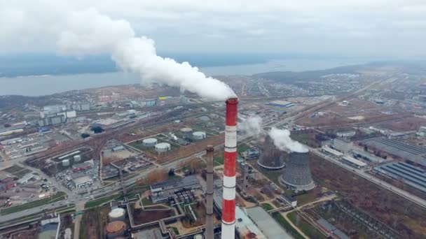 Der Blick von oben - Industrieanlage Pfeifenrauchen in einem Industriegebiet. Wärmekraftwerk. — Stockvideo