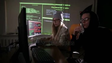 Adam ve bilgisayar ile çalışan kadın bilgisayar sistemi kesmek.