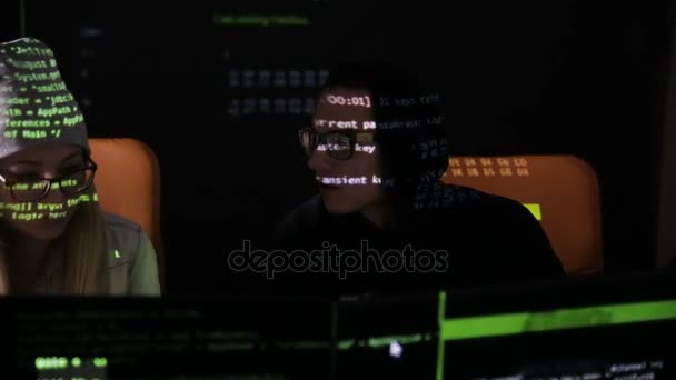 Pirate informatique travaillant dans l'obscurité .