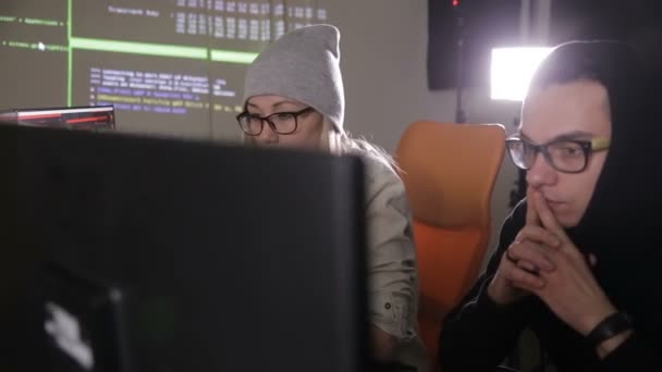 Mann und Frau, die mit Computer arbeiten, Computersystem hacken. — Stockvideo