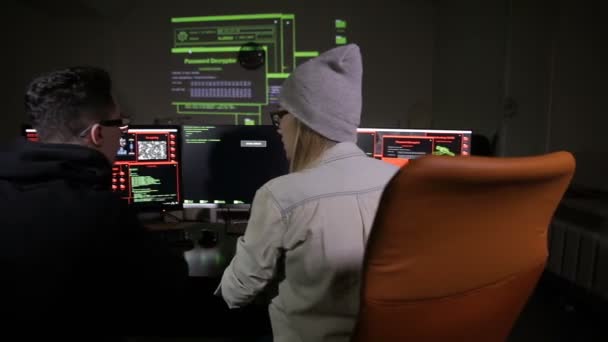 Man en vrouw die werkt met een computer, computersysteem hacken. — Stockvideo