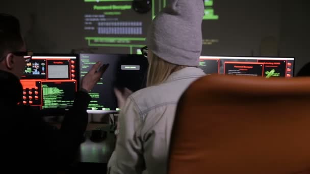 Homme et femme travaillant avec ordinateur, piratage du système informatique . — Video