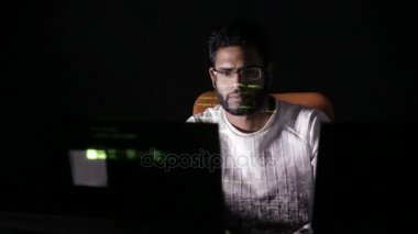 Bilgisayar üzerinde çalışan programcı. O programlama kodu bilgisayar monitör profesyonel.