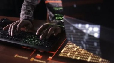 Karanlık odada bilgisayarlar kullanarak kod kırma hacker eller.