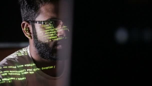 Αρσενικό χάκερ που λειτουργεί σε έναν υπολογιστή με δεδομένα στις οθόνες. — Αρχείο Βίντεο
