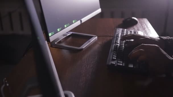 Hacker manos escribiendo en el teclado. De cerca. . — Vídeos de Stock