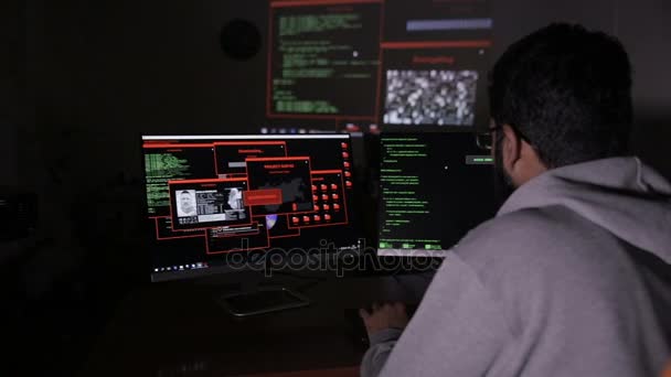 Un hacker che lavora. Codice del computer riflesso sul viso . — Video Stock