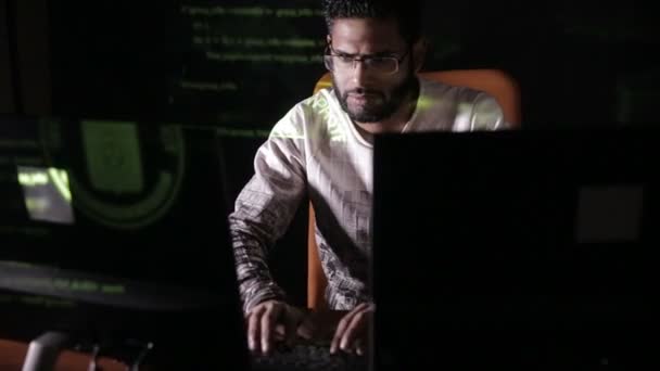 Hombre trabajando en la computadora. — Vídeo de stock