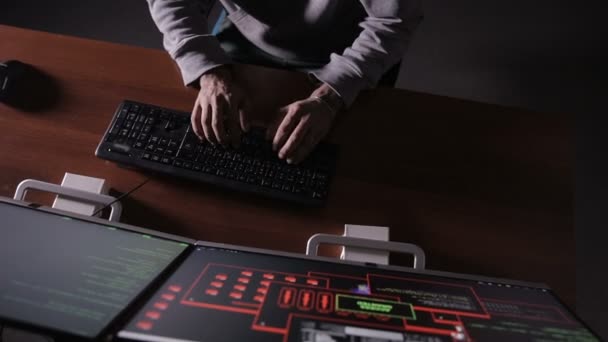Homem trabalhando no computador. — Vídeo de Stock