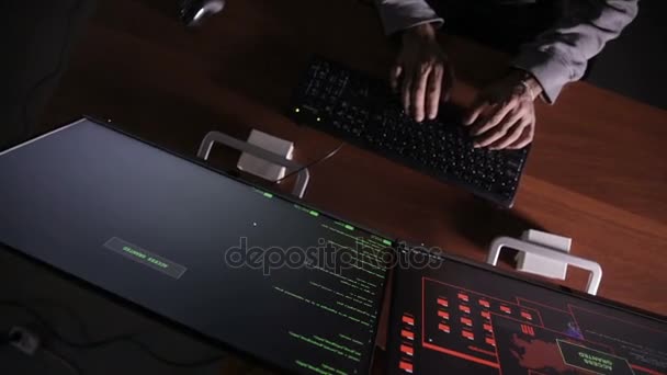 Hacker mains craquant le code en utilisant des ordinateurs dans la chambre noire . — Video