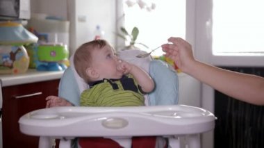 Anne beslenme bebek çocuk ev mutfak. Çocuk ve beslenme.