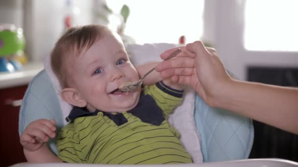 Sourire heureux bébé être nourri . — Video