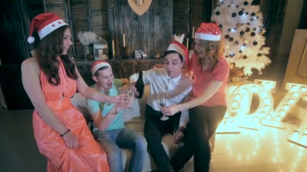 크리스마스 장식 트리, 와인잔-웃음, 재미에서 음료 알콜 근처 친구의 쾌활 한 그룹. — 비디오