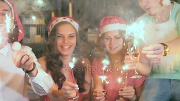 Grupp av vänner som firar jul, nyår. — Stockvideo