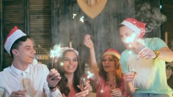 Skupina přátel slavit Vánoce, nový rok. — Stock video
