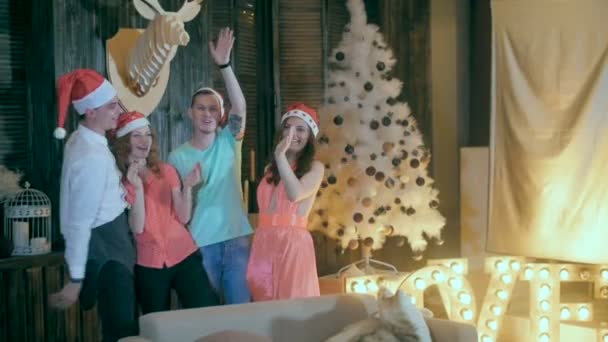 Gelukkig, vrolijke groep vrienden op kerstfeest. Groet in camera, plezier glimlachend oud & Nieuw vieren. — Stockvideo