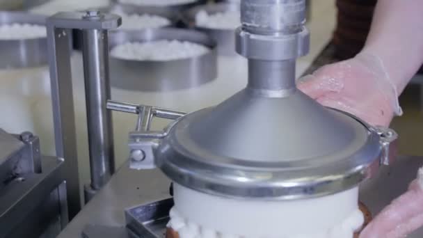 Geautomatiseerde taart productiemachine. Banketbakkers bezig met taarten, produceren van apparatuur in de bakkerij, taart productielijn. — Stockvideo