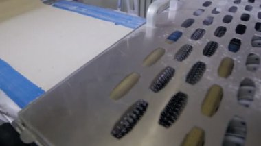 Ekmek otomatik üretim hattı. Hamur hareket ile sanayi konveyör.