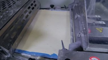 Tanımlama bilgilerini otomatik üretim hattı. Sanayi konveyör ile hamur ve hareketli dolum tatlı.