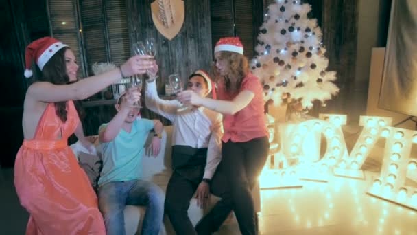 Святкування Різдва. Друзі тримають келихи шампанського, роблячи тост. Вболівальники . — стокове відео