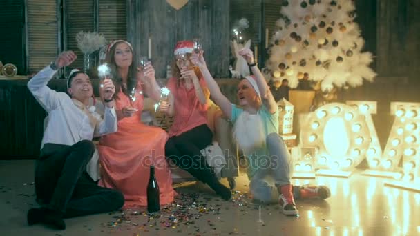 Grupp av glad skrattande vänner att höja händerna nära julgran. Celebration julfest. — Stockvideo