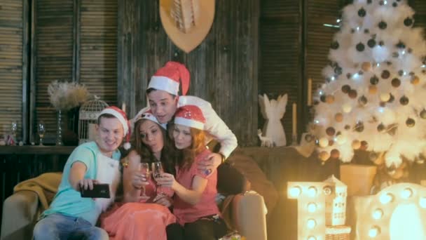 Happy Friends prend selfie. Fête de Noël. Amis s'amuser, rire, grimace près de l'arbre de Noël . — Video