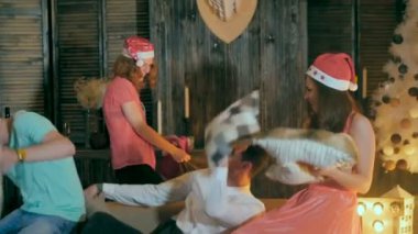 yastık kavgası eğlenceli. Yastık ile oynarken, gülüyor eğleniyor, Noel partisi birlikte, zevk arkadaş grubu.