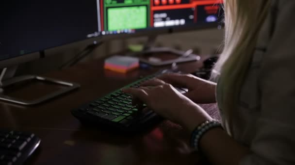 Vrouwelijke handen, vingers typen op toetsenbord in het donker. Vrouw it-professional. — Stockvideo