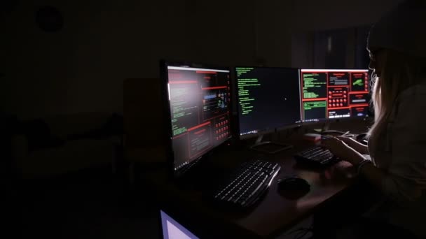 Γυναίκα χάκερ που εργάζονται. Έννοια της ασφάλειας του υπολογιστή. — Αρχείο Βίντεο