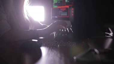 Erkek yazarak bilgisayar kodu, karanlık bir odada, bilgisayar Hack eller. Hacker, programcı iş başında.