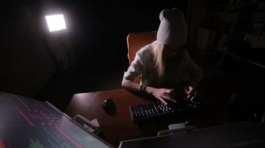 Kodlama, karanlık odada kesmek kadın bilgisayar programcısı.