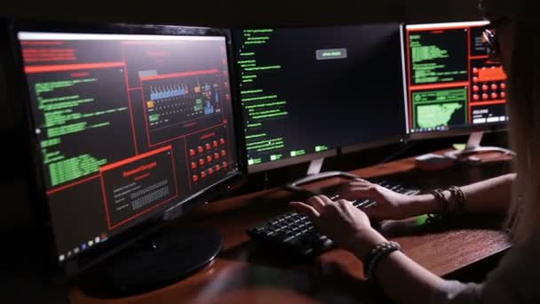 Manos femeninas, dedos escribiendo en el teclado en la oscuridad. Mujer es profesional . — Vídeo de stock