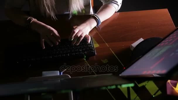 Vrouwelijke handen typen computercode, hacken computer in een donkere kamer. Hacker, programmeur op het werk. — Stockvideo