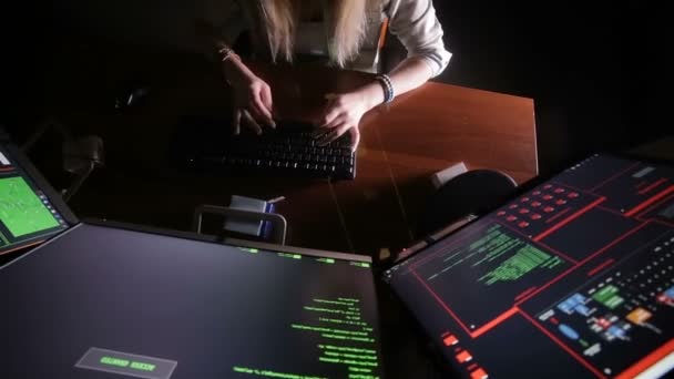 Kobieta rąk podczas pisania kodu komputerowego, hacking komputera w ciemnym pomieszczeniu. Haker, programista w pracy. — Wideo stockowe