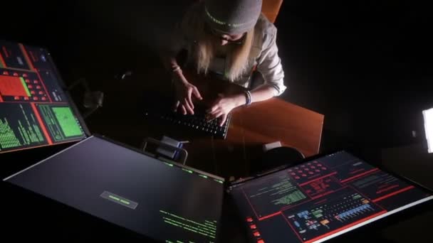 Hacker vrouw die werkt. Computer veiligheidsconcept. — Stockvideo