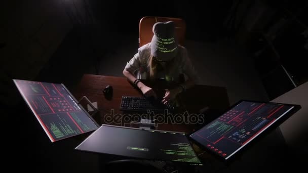 Female computer programmer coding, hacking in dark room. — Stock Video