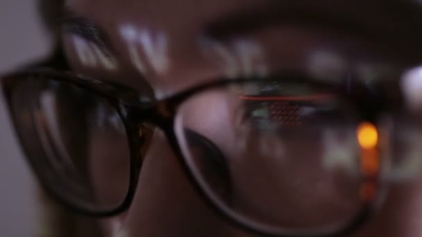 Vrouwelijke hacker werkt op de computer in donker 's nachts. Binaire code projectie op haar gezicht. — Stockvideo