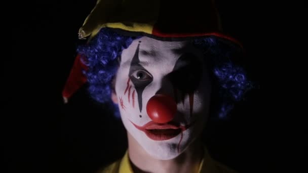 Mal, horreur clown homme regardant dans la caméra . — Video