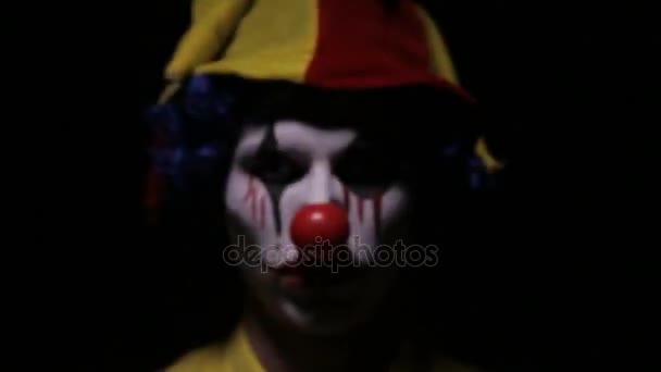 Hombre payaso malvado, horror mirando a la cámara . — Vídeos de Stock