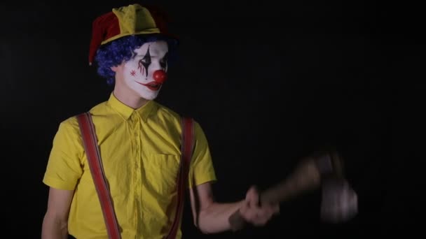 Terrificante clown con un'ascia che ti spaventa . — Video Stock