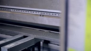 Ekipman bükme metal. Tanınmayan alt Bend sac Sanayi Fabrikası'nda çalışan.