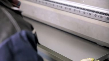 Metal bükme Makinası. Bükme sac metal işleme fabrikası'nda çalışan çalışır.