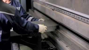 Tanınmayan işçi bükme donanımları, çalışma metal levhalar Sanayi Fabrikası'nda bükme.