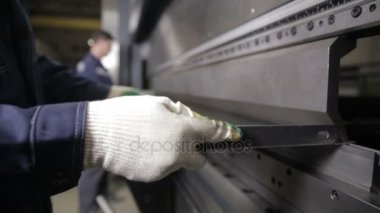 Tanınmayan işçi bükme donanımları, çalışma metal levhalar Sanayi Fabrikası'nda bükme.