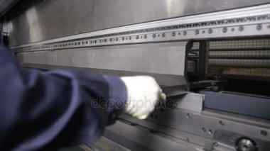 Tanınmayan işçi bükme donanımları, çalışma metal levhalar Sanayi Fabrikası'nda bükme.