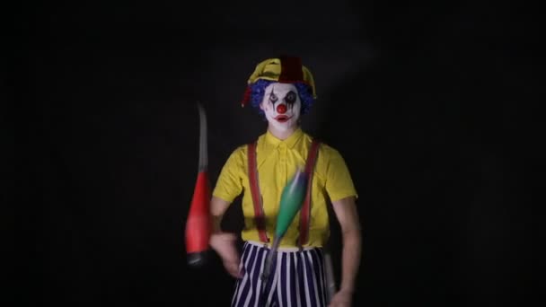 Terrible horror clown. Scary mad Juggler clown using juggling pins. — Stock Video