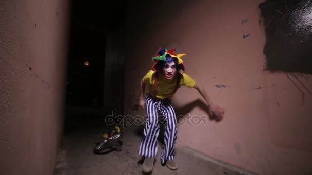 Terrible payaso de Halloween en la calle oscura de la noche . — Vídeo de stock